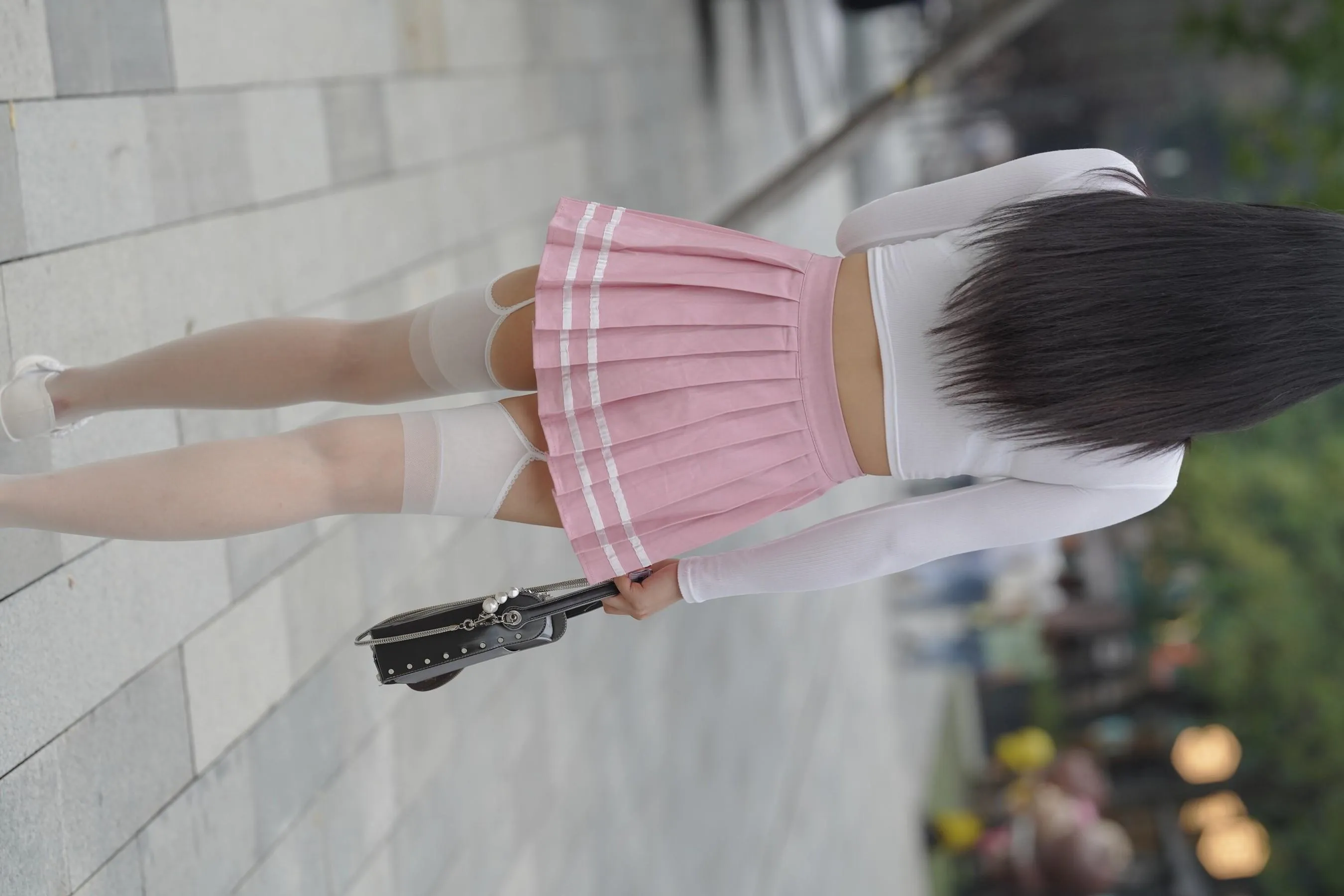 魔镜街拍 NO.161 街拍白丝吊带袜美女 [109P]插图6
